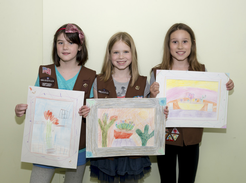 Las niñas exploradoras presentan sus obras de arte