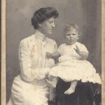 Mujer con un niño en brazos