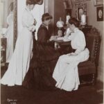 Alice Duer Miller (izquierda) y Caroline King Duer (derecha) con su madre (centro), fotografiadas en 1906. De la colección del Museo de la Ciudad de Nueva York.
