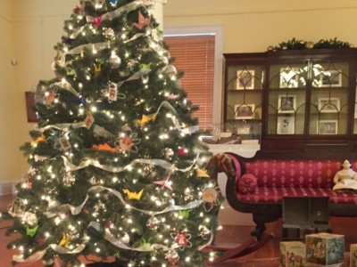 Sobre y bajo el árbol: Adornos y juguetes de Navidad