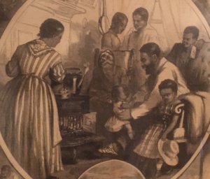 Ilustración en blanco y negro de una familia afroamericana libre en su casa después de la Guerra Civil. Los padres, los abuelos y los niños están felizmente reunidos alrededor de una estufa de carbón.