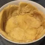 Un plato para hornear con pan presionado en los lados y en el fondo como corteza.