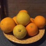 Una cesta de naranjas y limones.